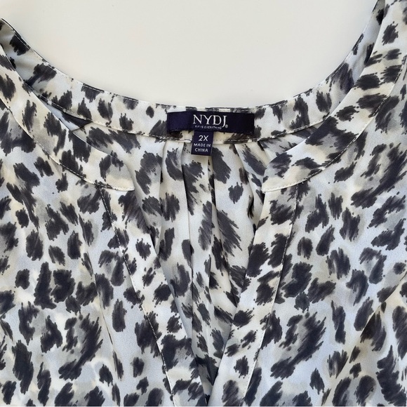 NYDJ Women's White Black Gray Leopard Cheetah V-neck Print Flowy Blouse Size 2X - Picture 3 of 7